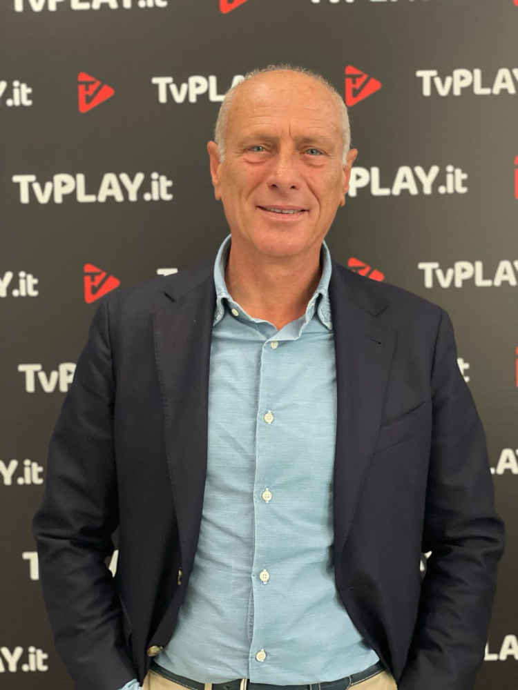 Primo piano di Massimo Caputi, conduttore della trasmissione Tango su TvPlay.it