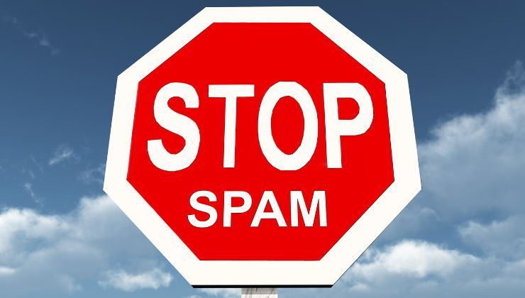 Cartello divieto con la scritta al centro Stop Spam